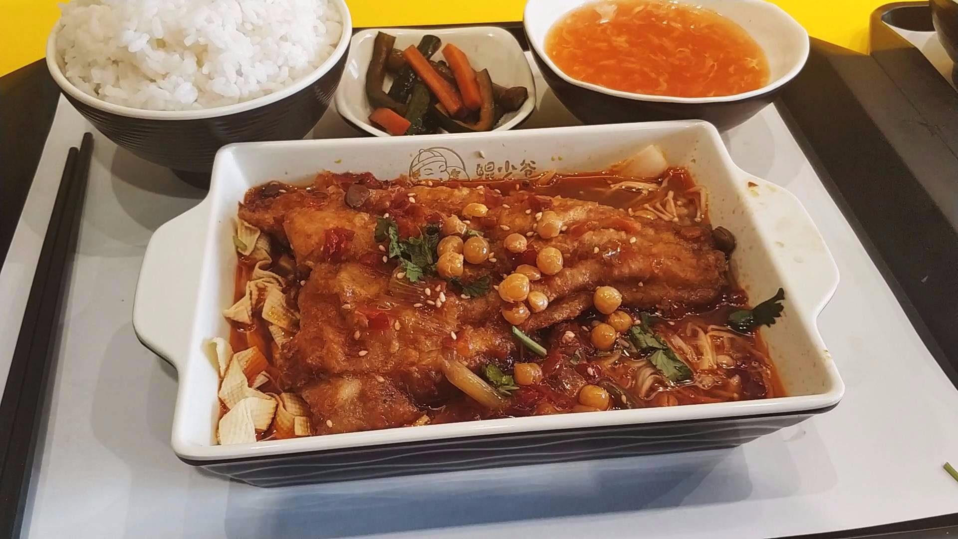 网友推荐的烤鱼饭,18元一份,等了20分钟才吃到,你觉得值吗?